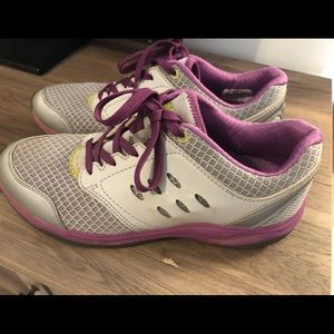 Vionic Women’s Venture active lace up shoes size 8